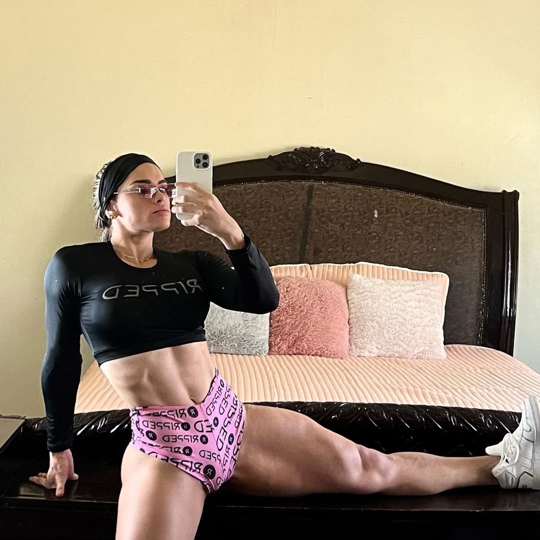 Яришна Николь Аяла Отаро горячие