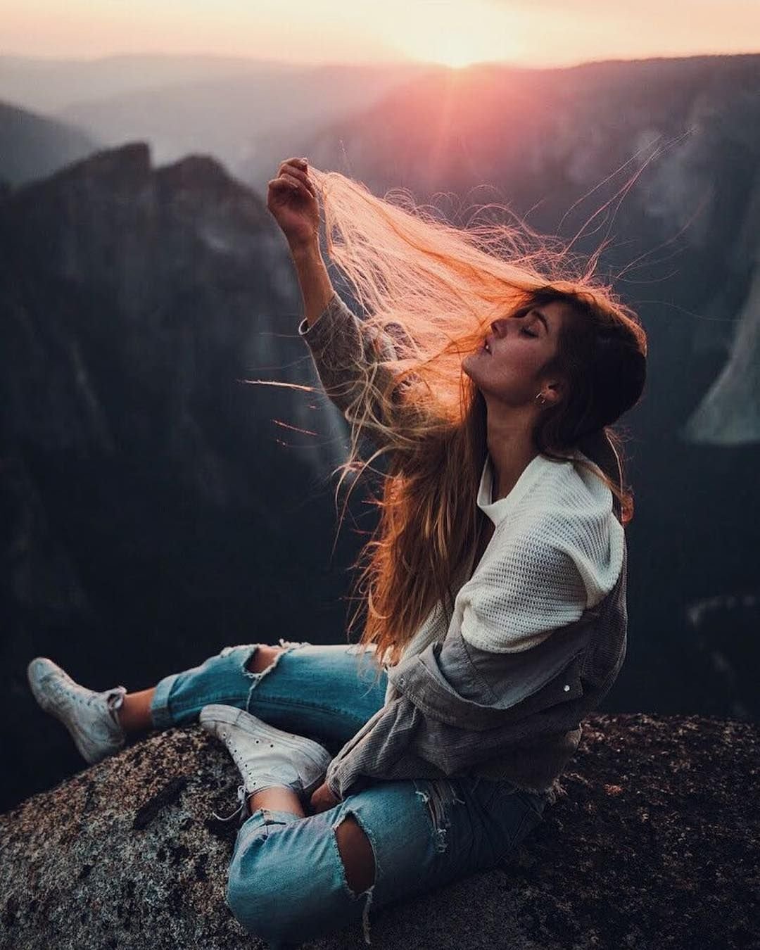 Счастливая девушка с цветами