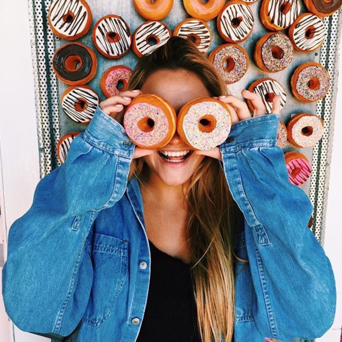 Парень с девушкой на море