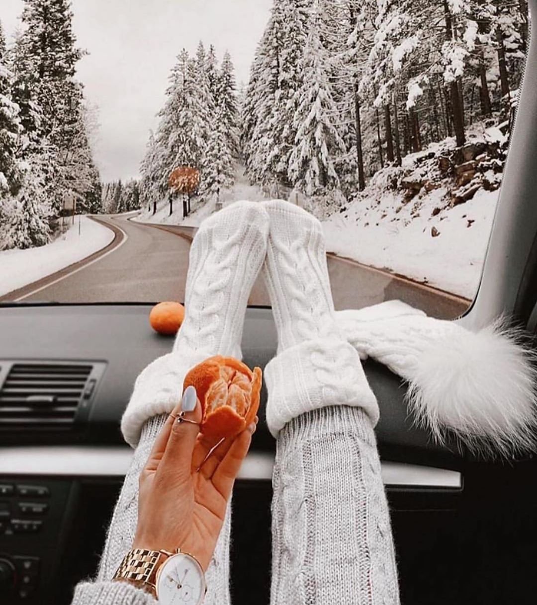 Девушка сзади зимой