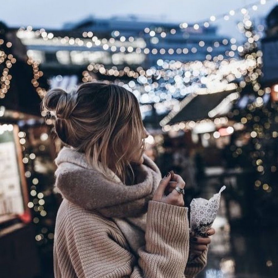 Счастливая девушка с цветами