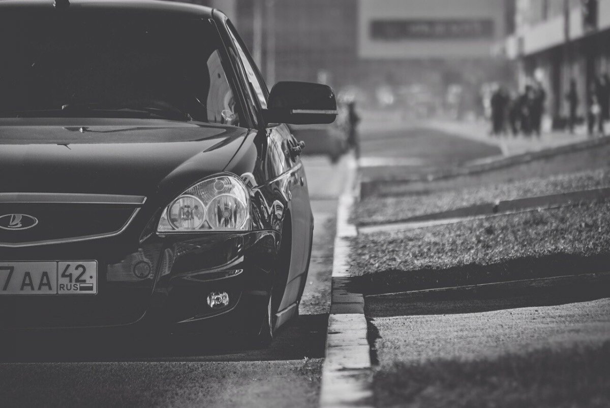 Белая Приора с калашом