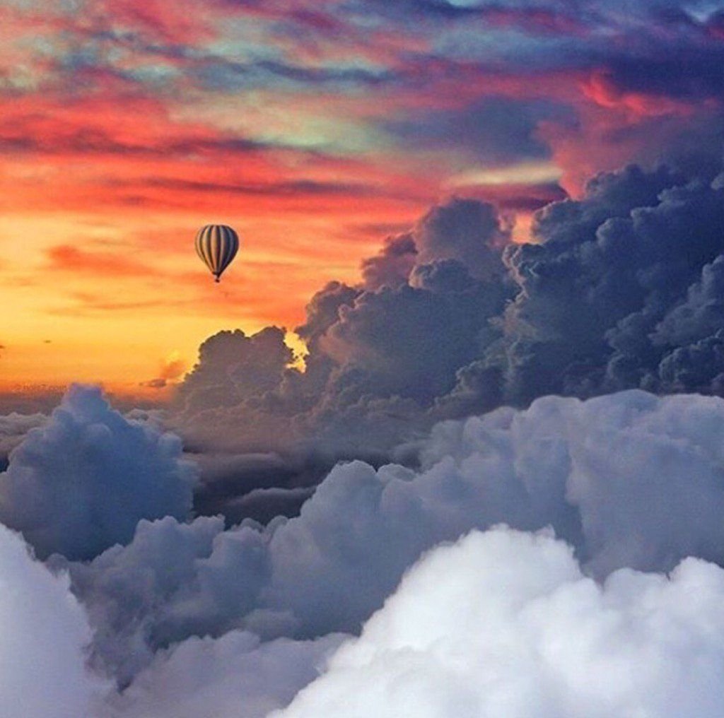 Огромного вдохновения. Воздушный шар в небе. Красивые облака. Вдохновляющие пейзажи. Облака закат.
