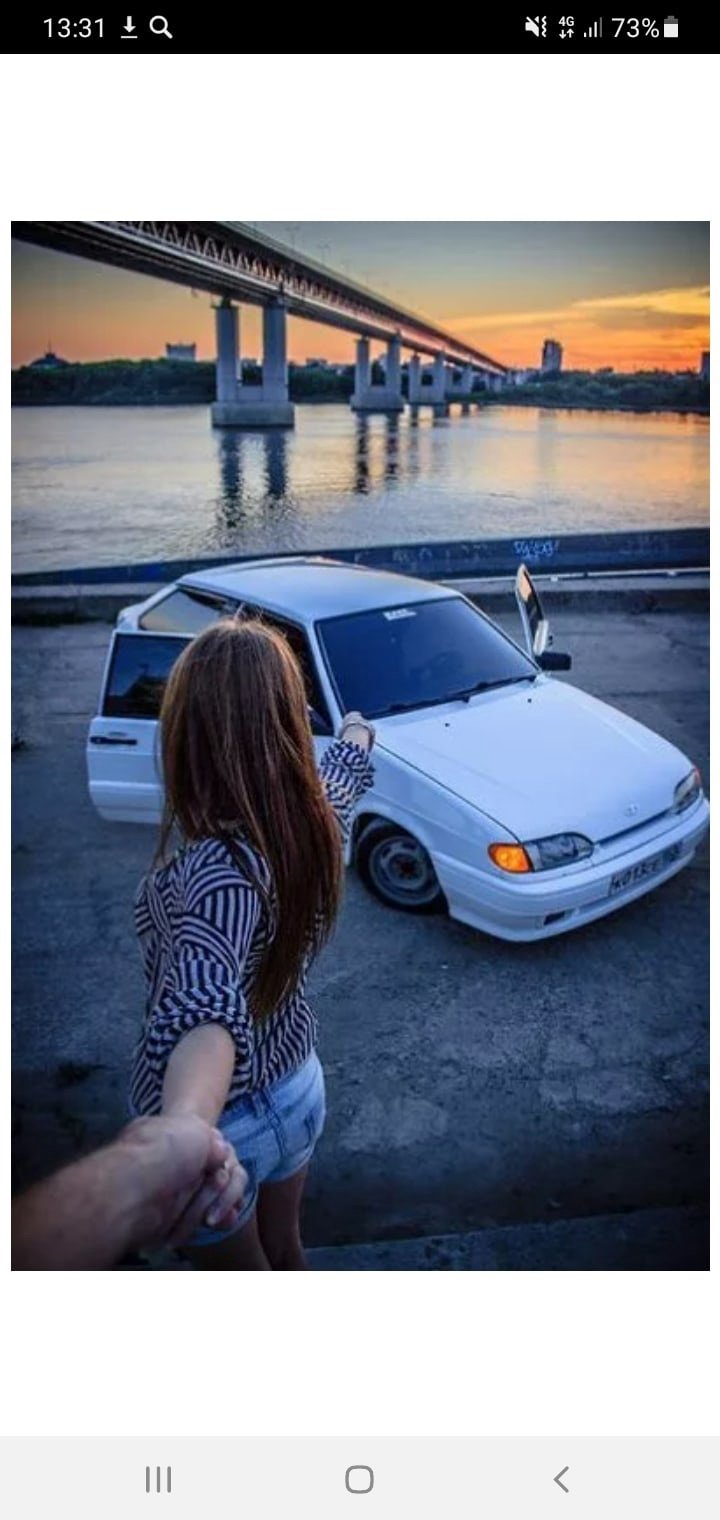 Девушка в машине зимой