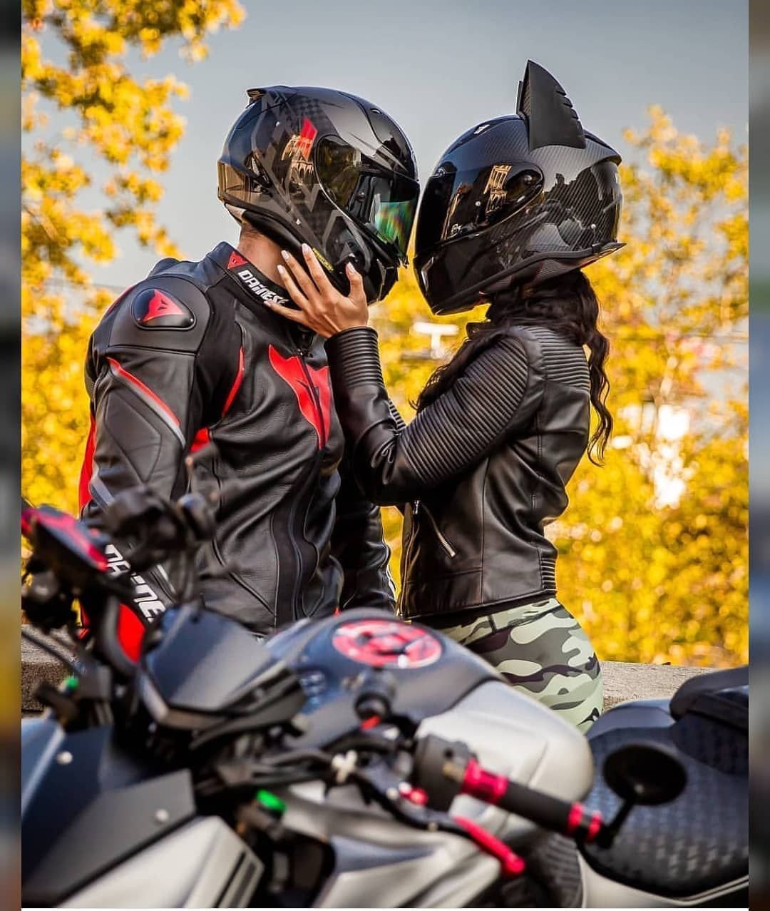 Мотоциклист с девушкой