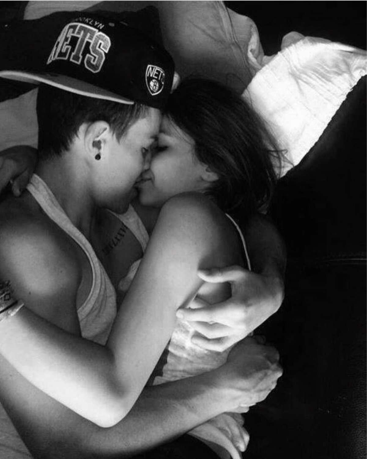 Девушка с мужчиной на мотоцикле в шлемах