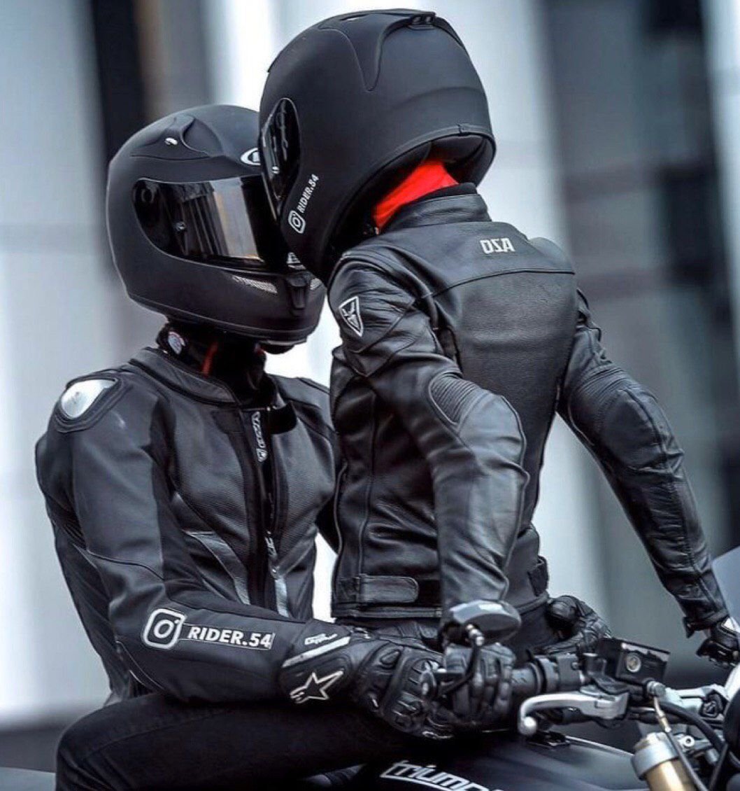 Девушка в шлеме