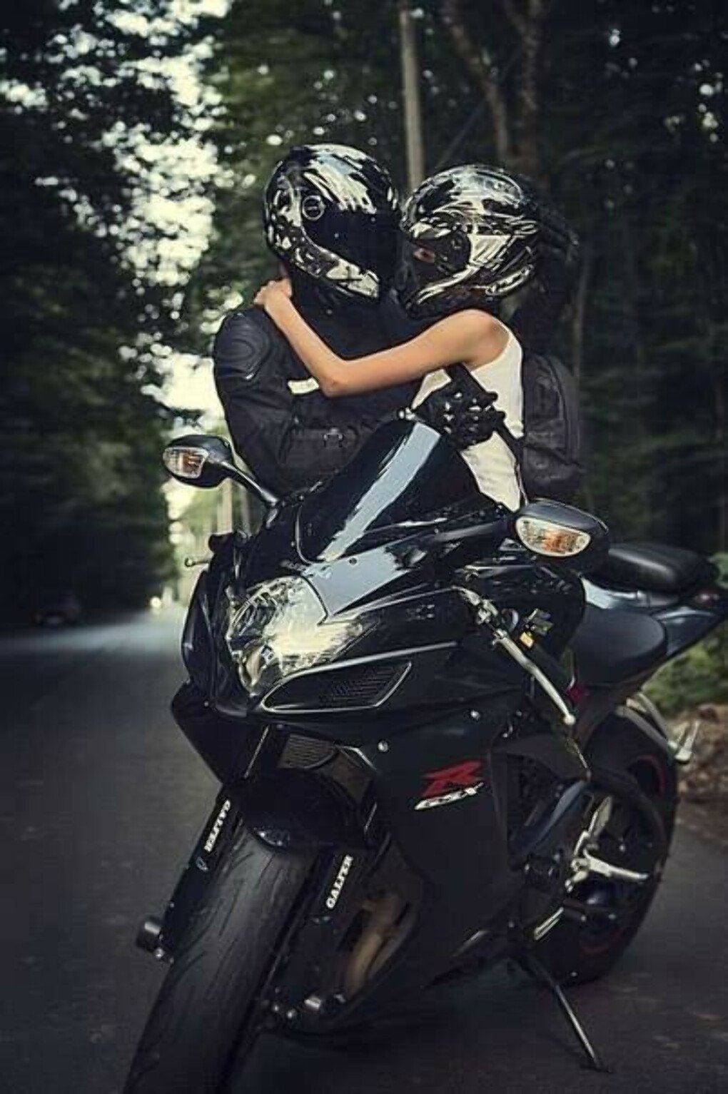 Пара на питбайках