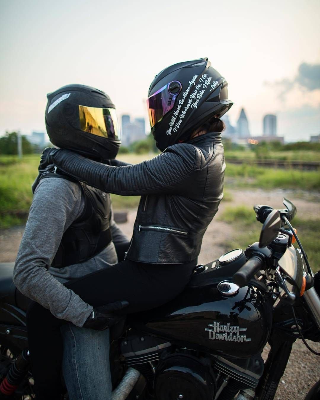 Парочка на мотоцикле