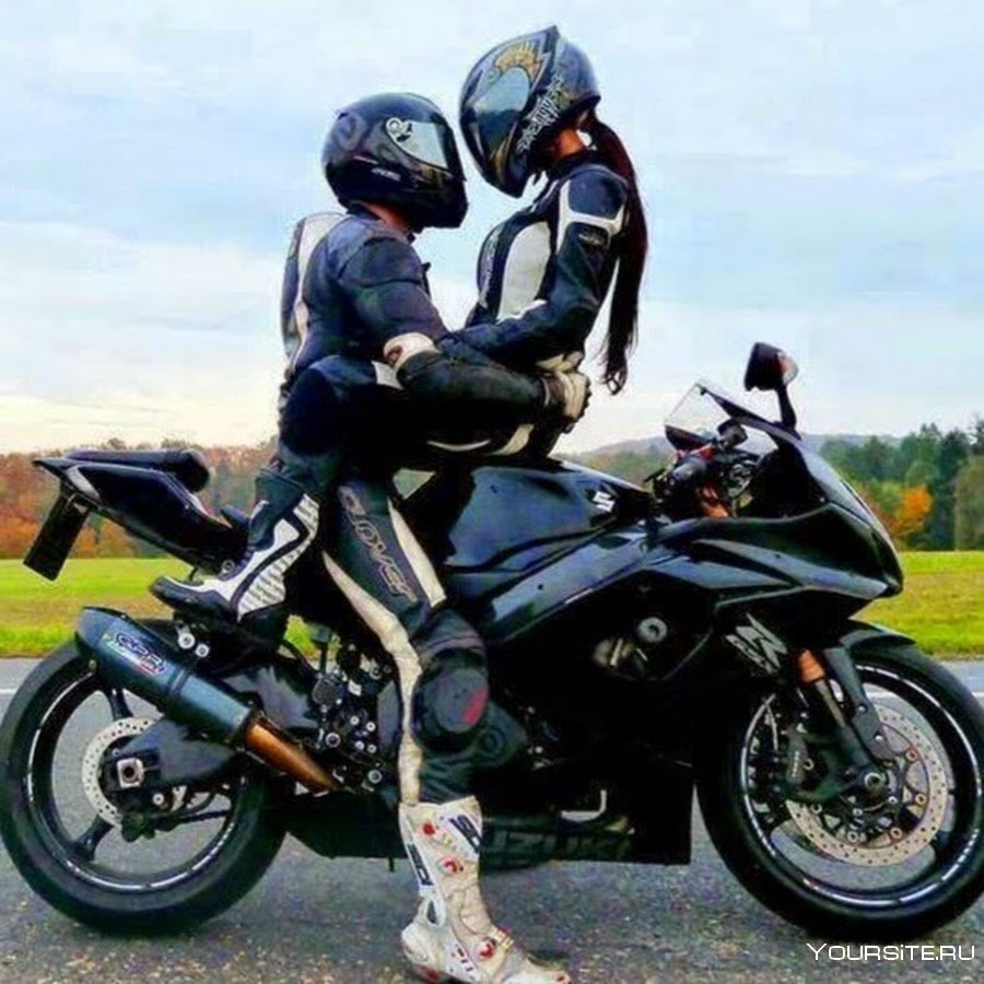 Поцелуй на мотоцикле