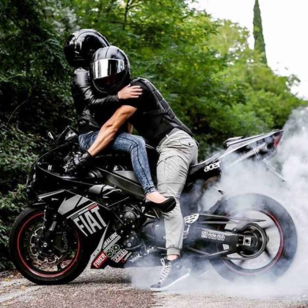 Двое на мотоцикле