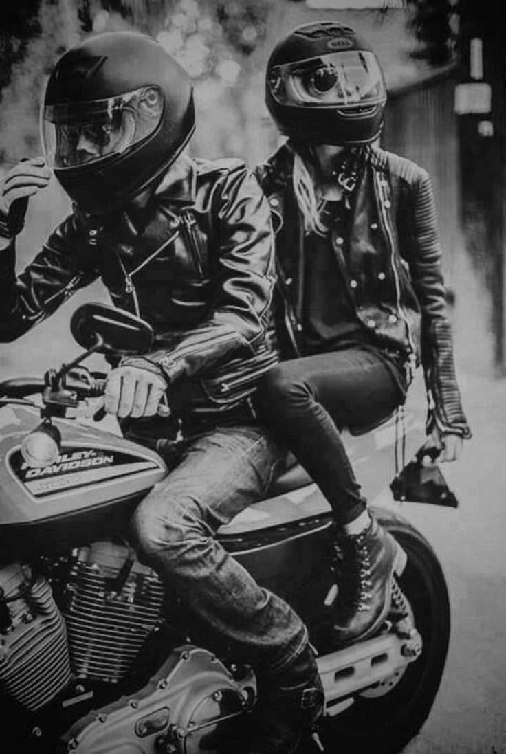 Парень и девушка в шлемах