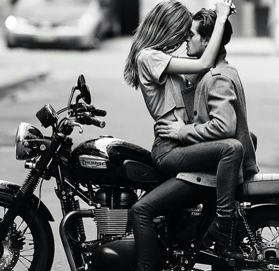 Парень с девушкой на мотоцикле