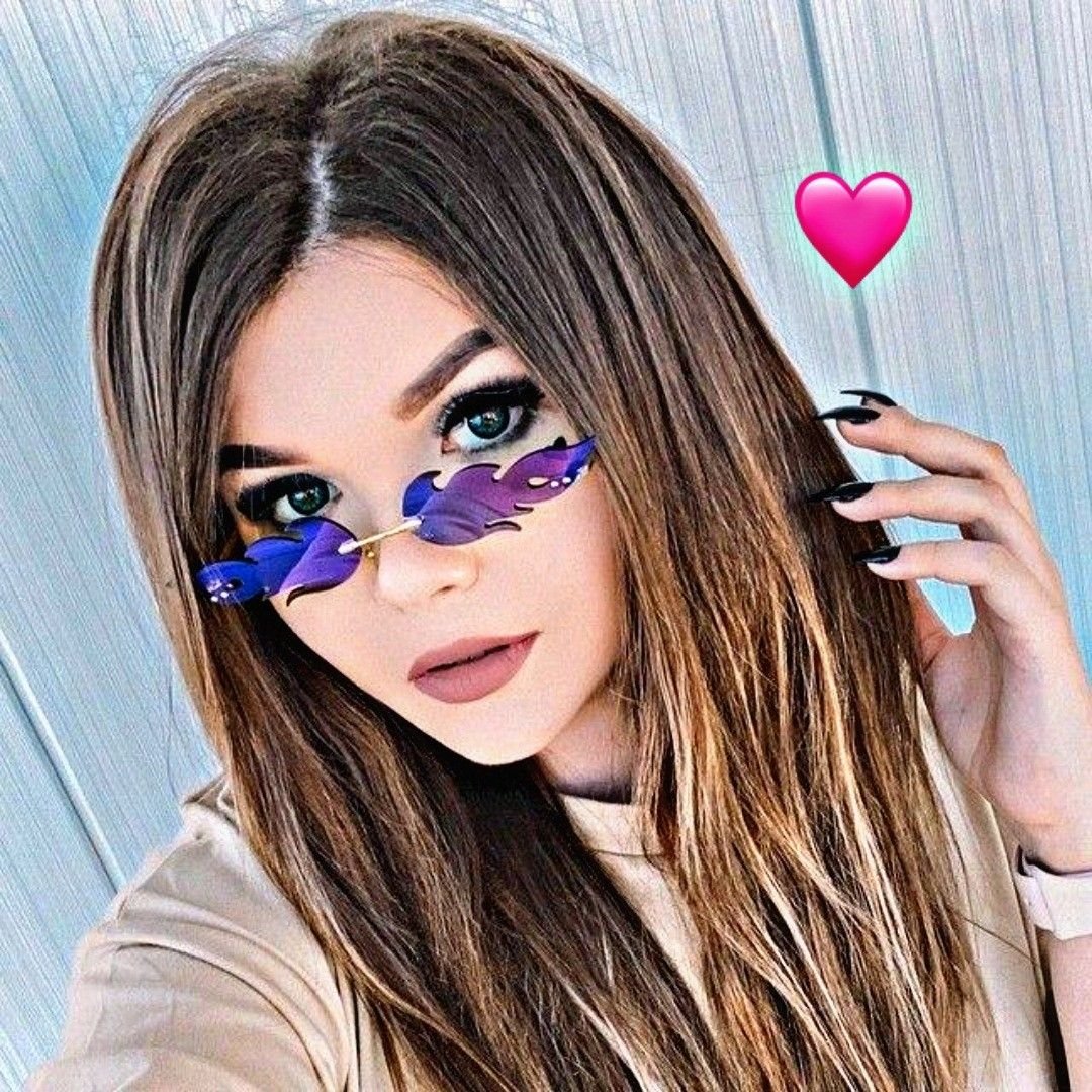 Шарж девушка с косметикой