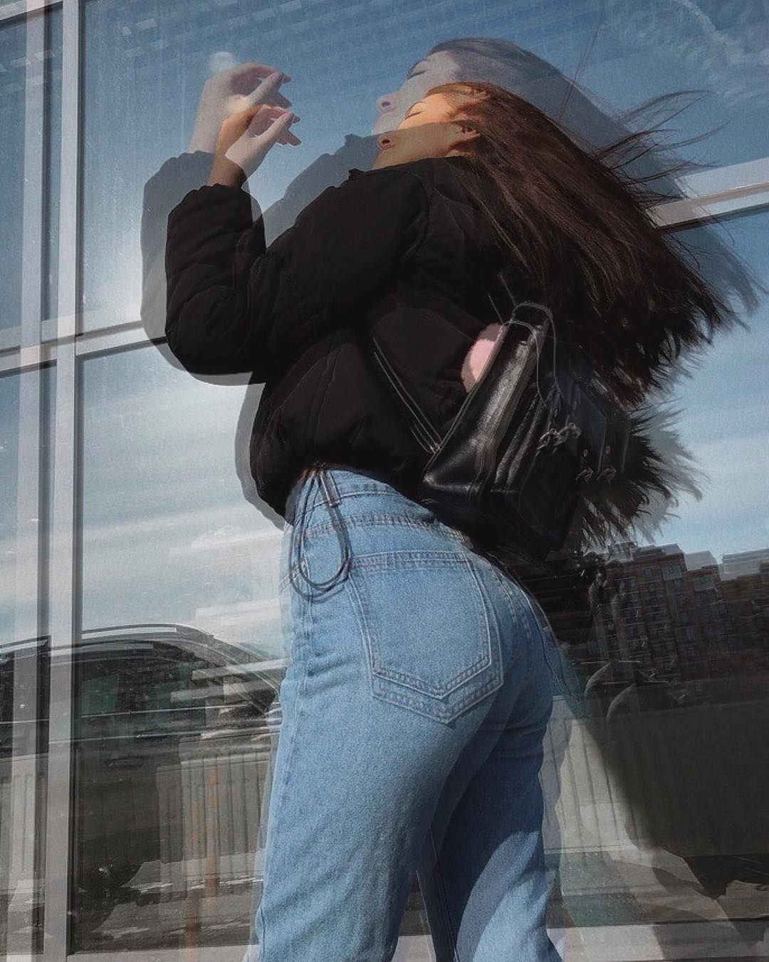 Девушка в толстовке селфи