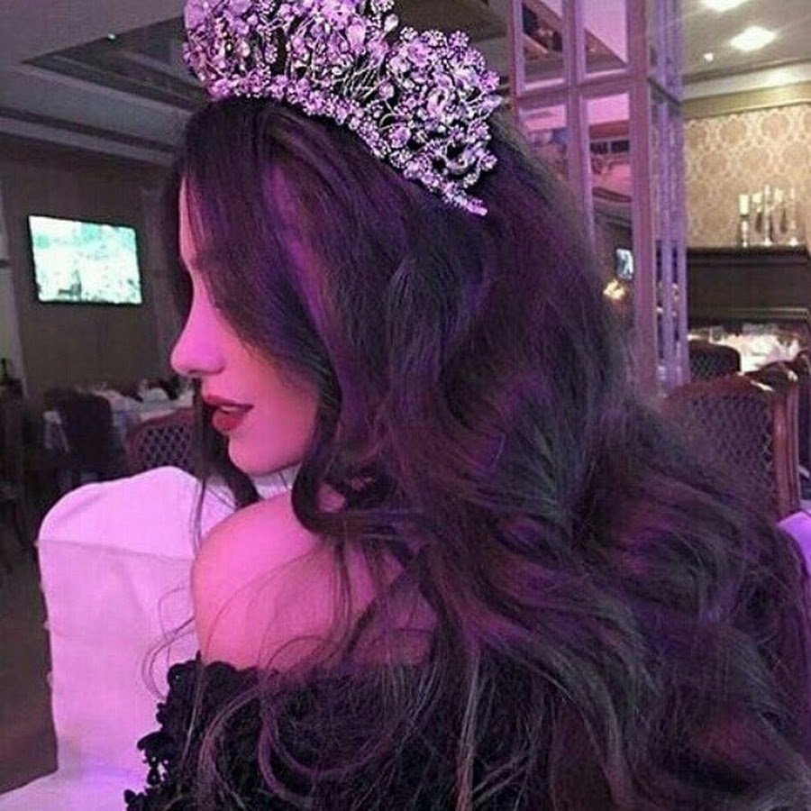 Корона на темном фоне