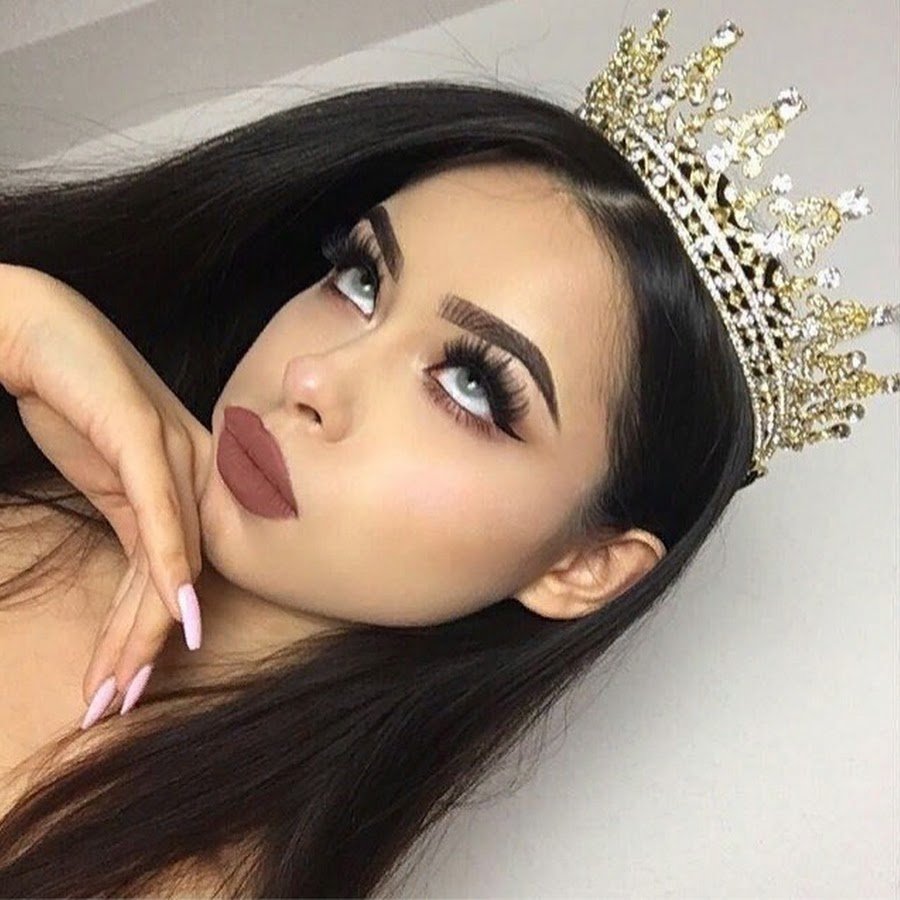 Девушка в короне со спины