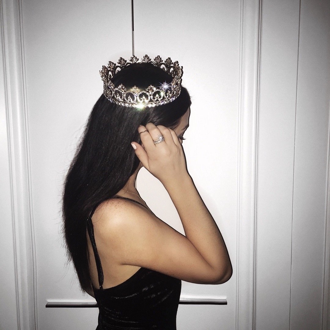 Брюнетка в короне