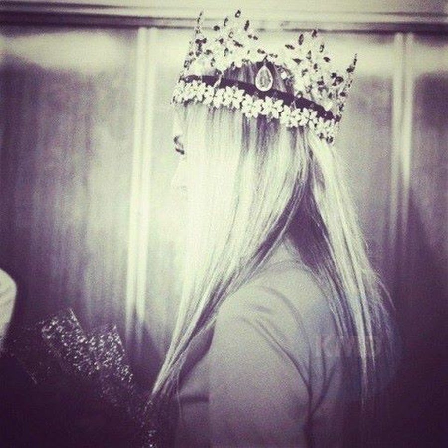 Блондинка в короне