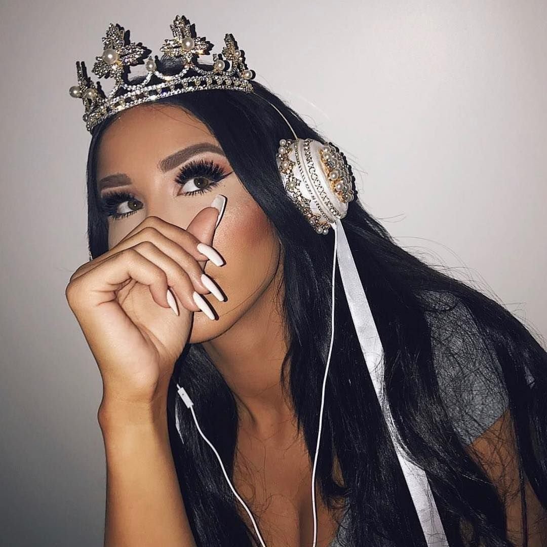 Девушка в короне