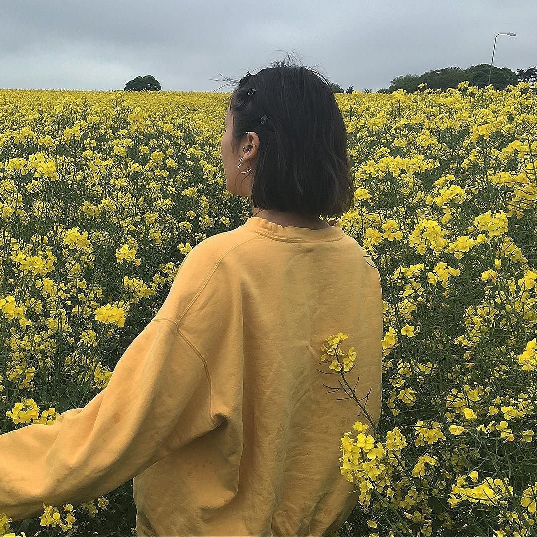 Стильная девушка с цветами