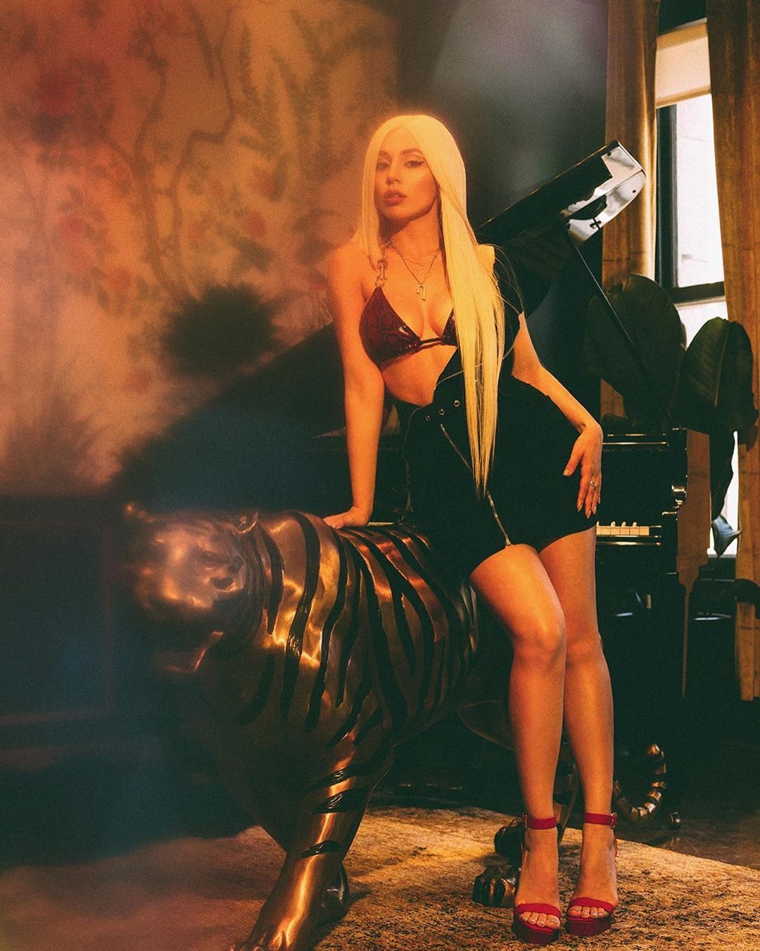 Ava Max my head my Heart обложка