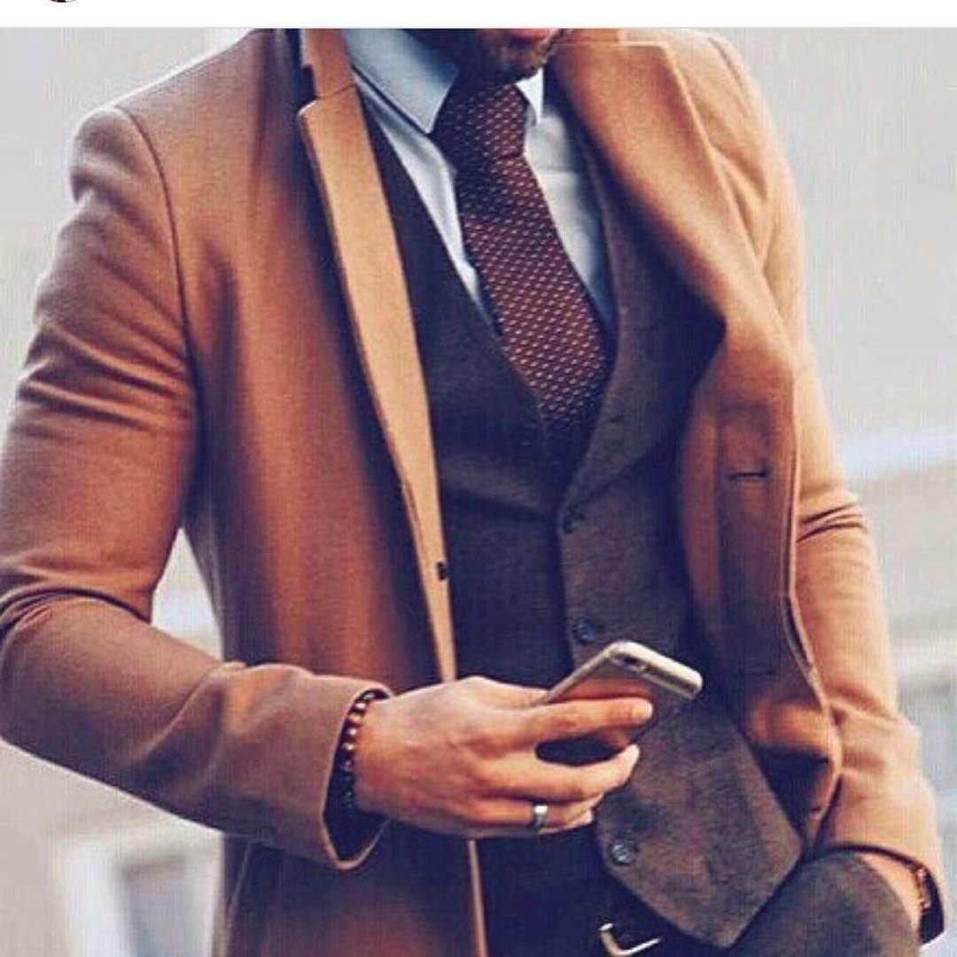 Мужчина в костюме без лица