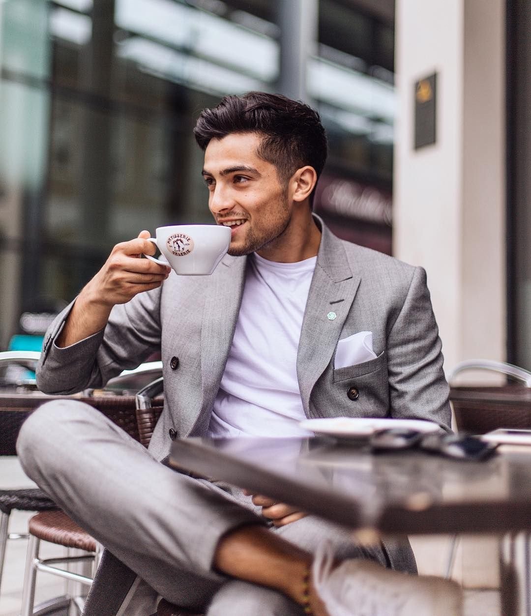 Красивый парень в пиджаке