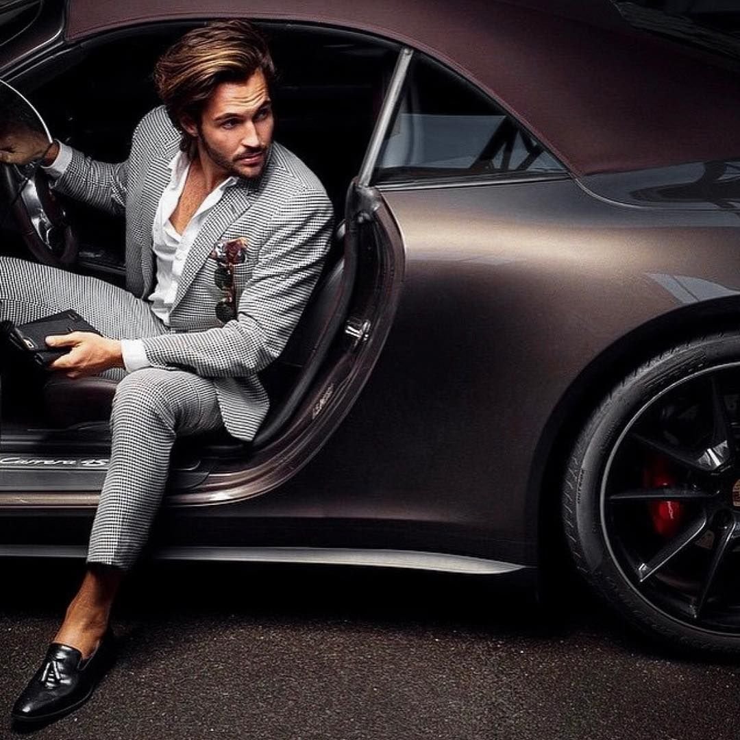 Адам Галлахер в костюме