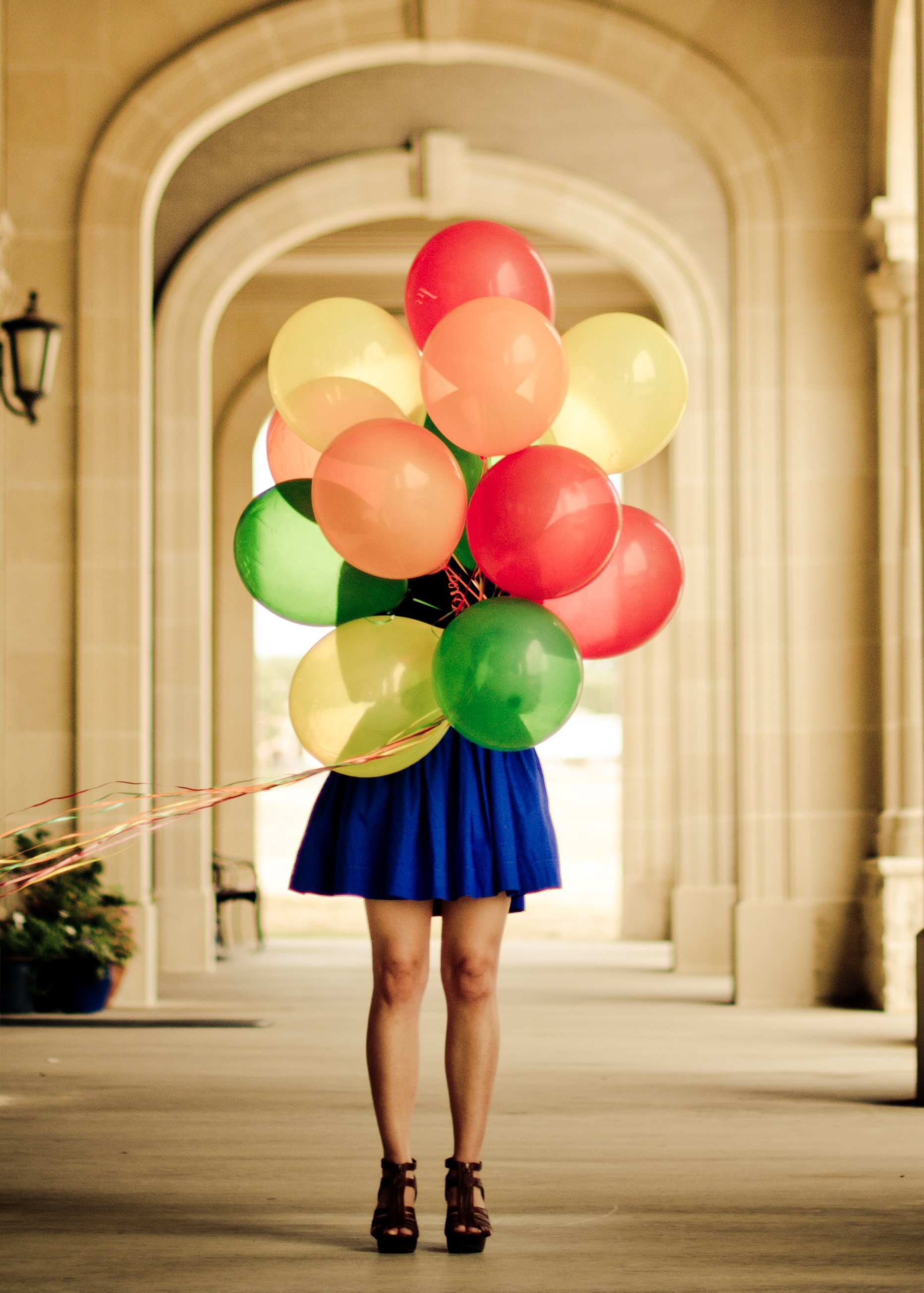Девушки с шарами видео. Девушка с воздушными шарами. Красивые девушки с воздушными шарами. Девочка с воздушным шариком. Красивые шарики для девушки.
