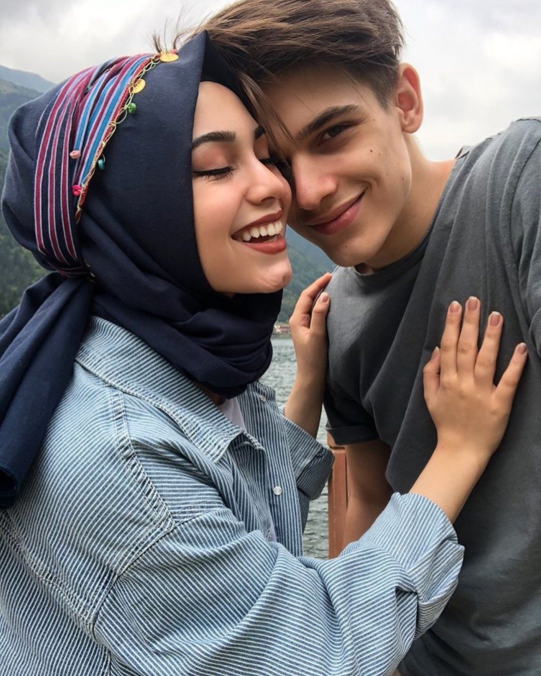 Бородатый парень и девушка в хиджабе