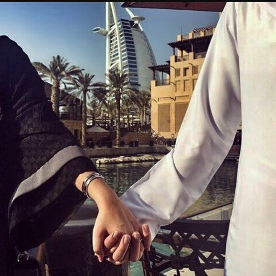 Девушка в хиджабе с парнем