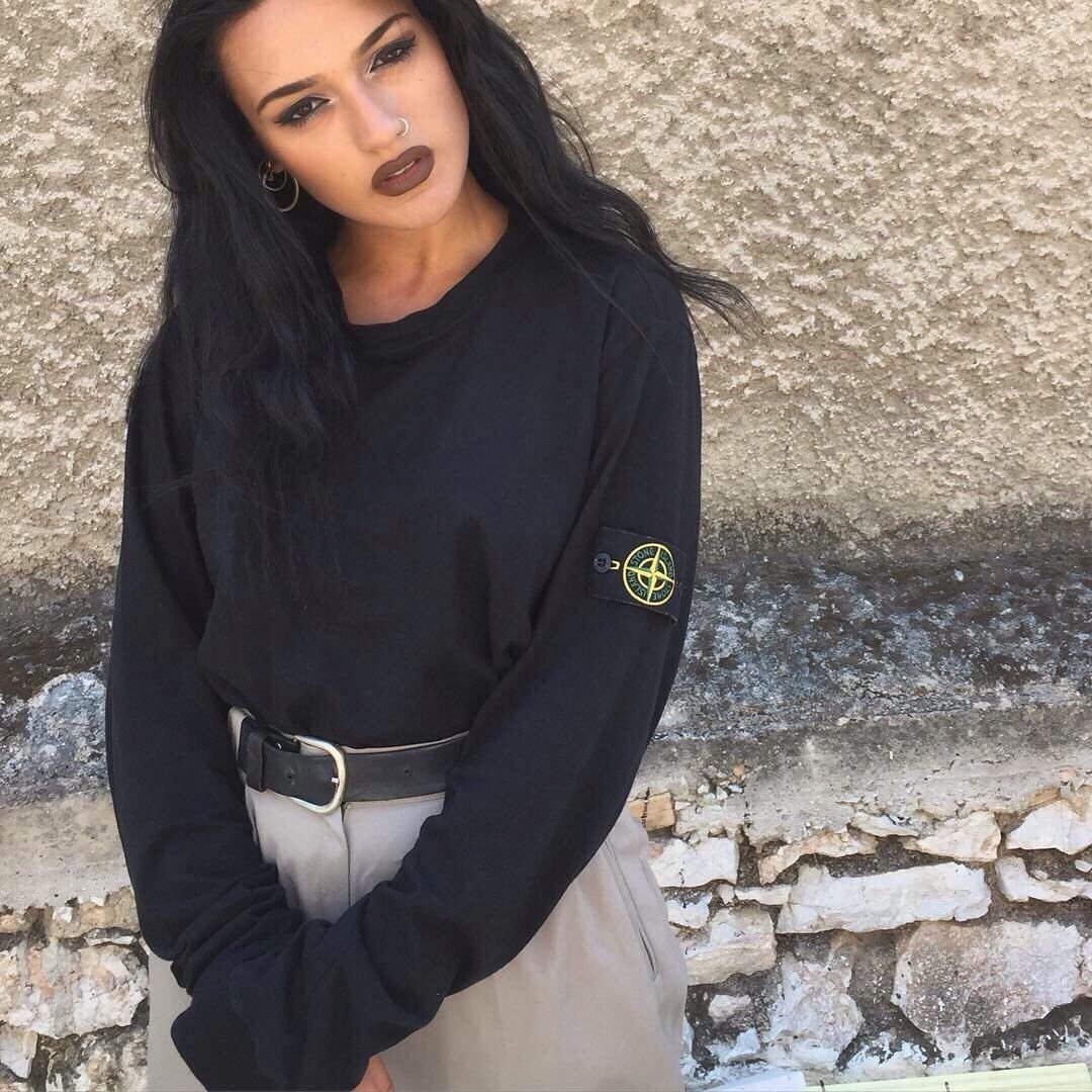 Картина брюнетка со спины