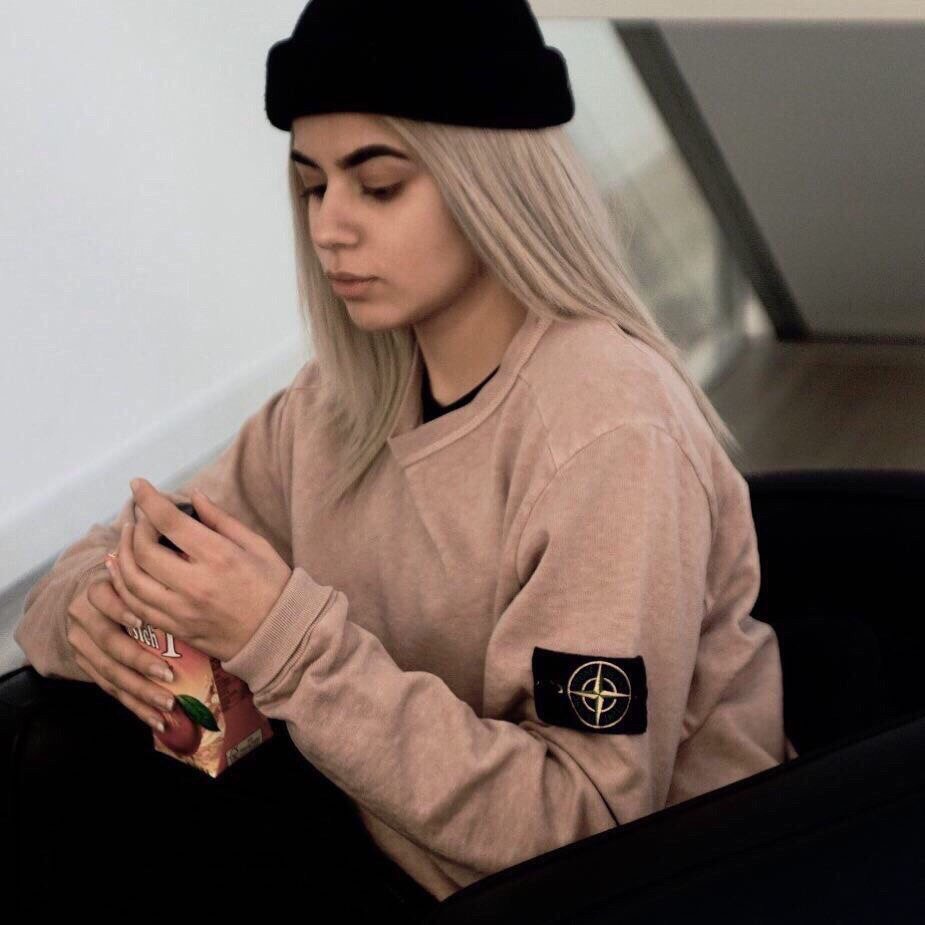 Девушки в бейсболках селфи