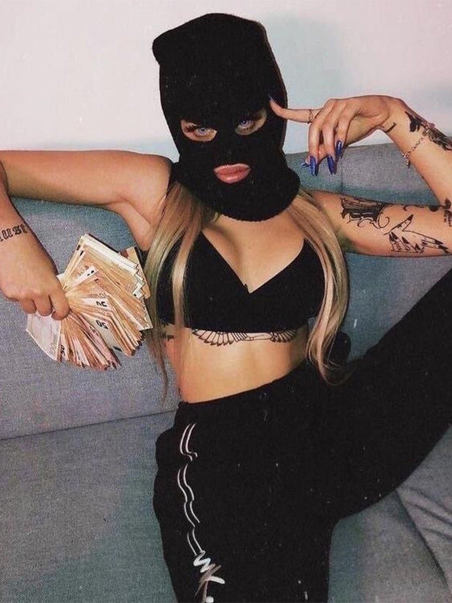 Девушка в бейсболке со спины