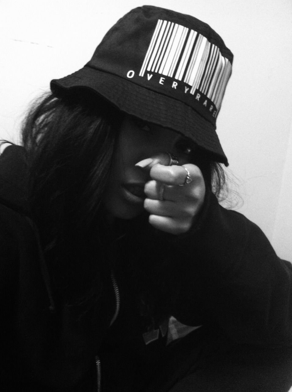 Брюнетка в кепке без лица