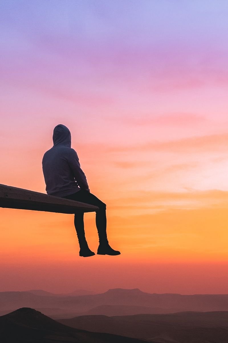 Грустная девушка на мосту