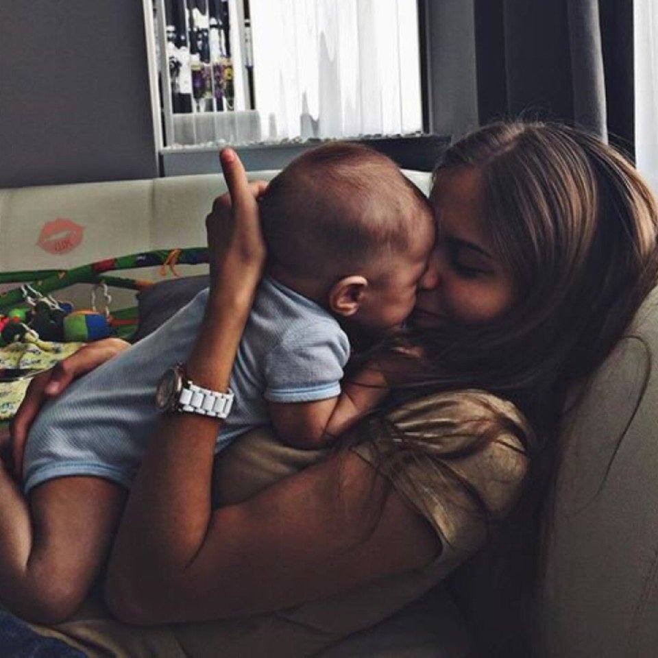 Тень матери и ребенка