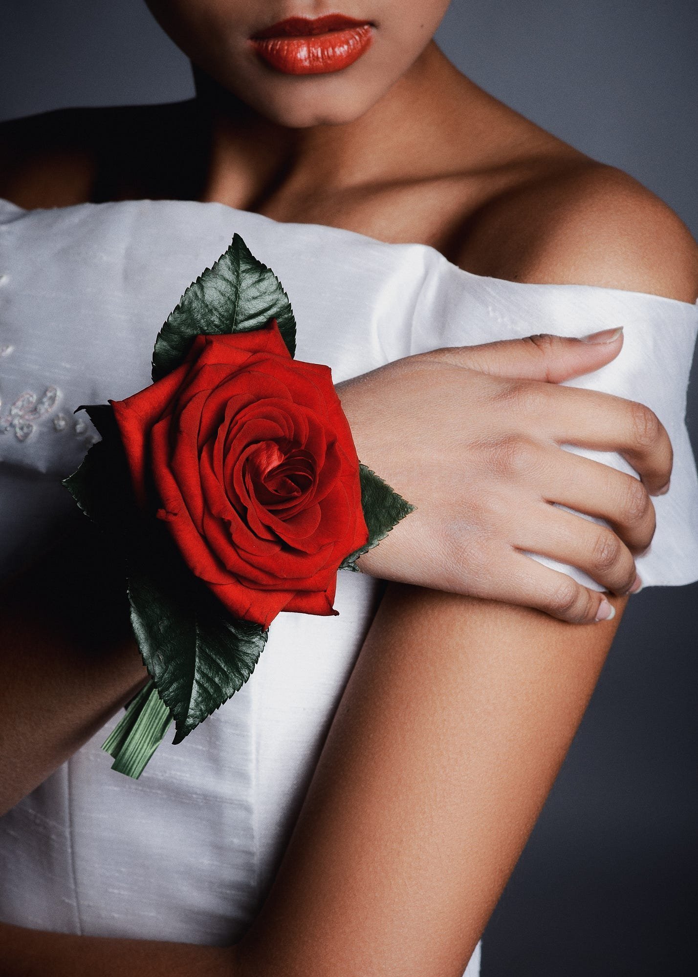 Девушка розы видео. Фотосессия с розами. Девушка с розой в руках. Цветы в руках у девушки. Женские руки с цветами.