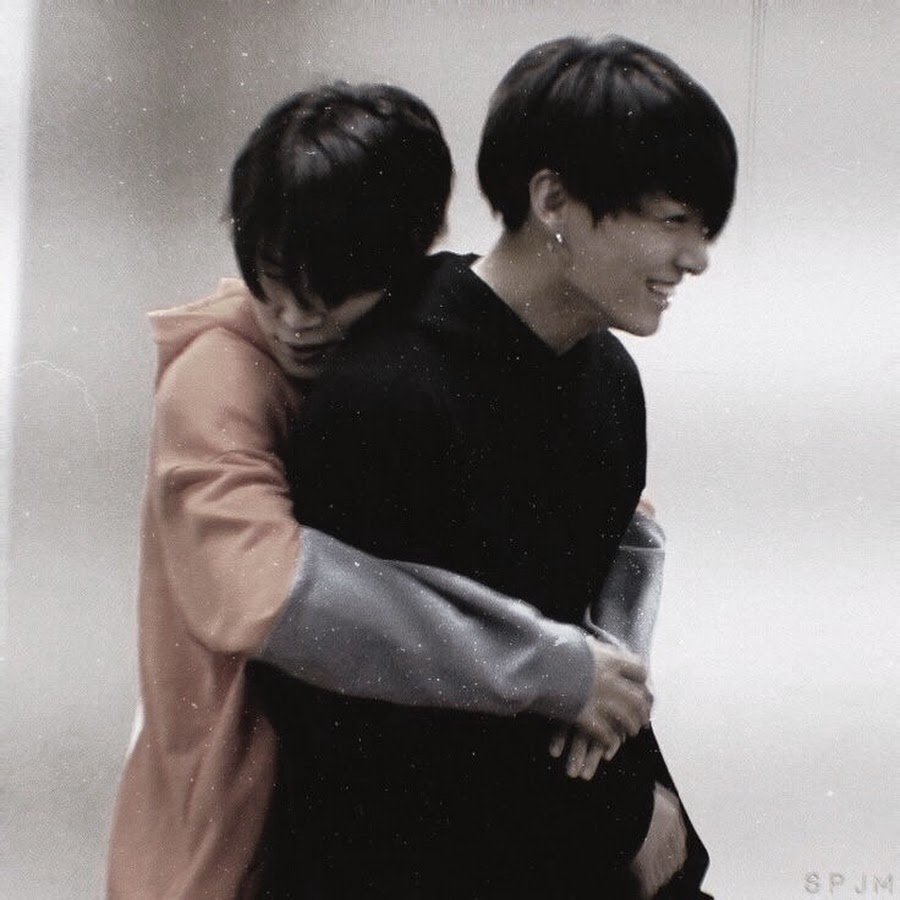 Чон Чонгук и Чимин обнимаются