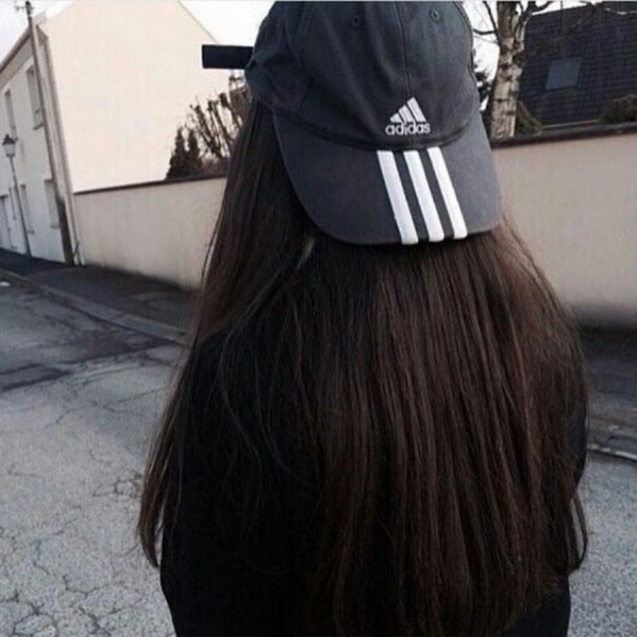 Девушка с черными волосами в кепке