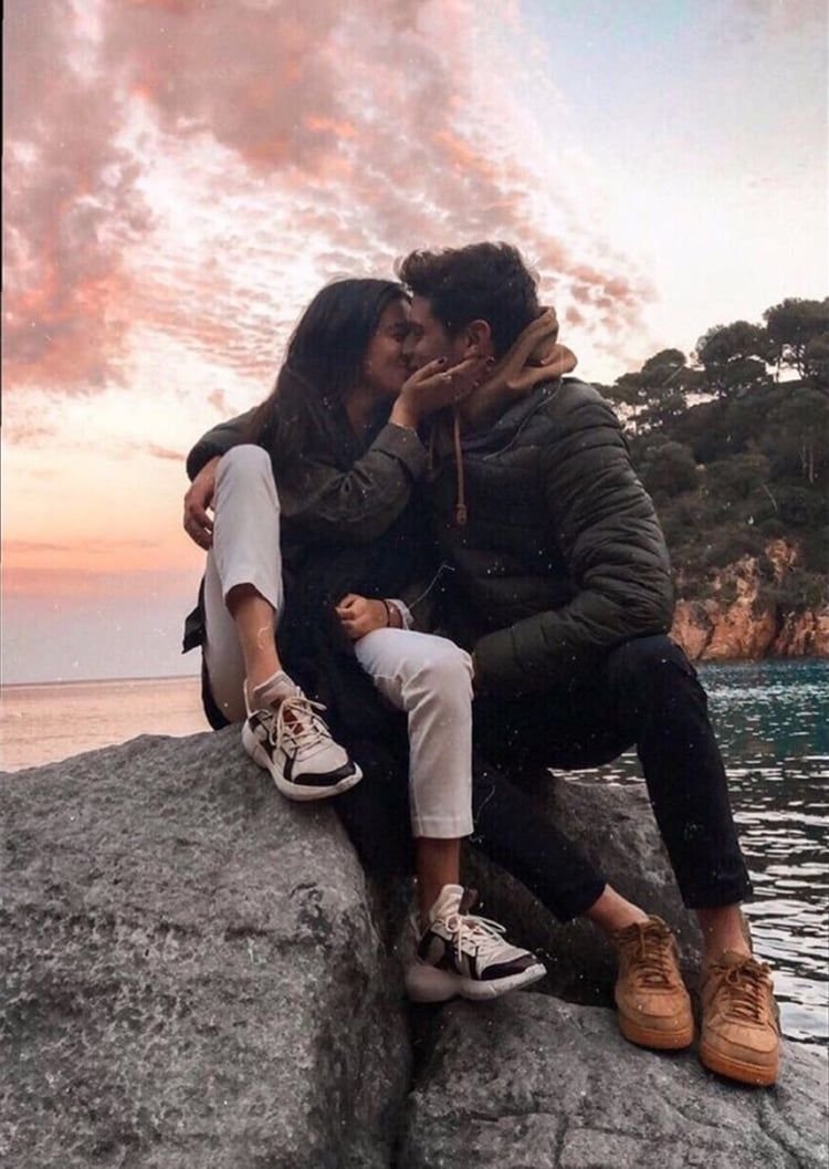 Парень в кепке с девушкой