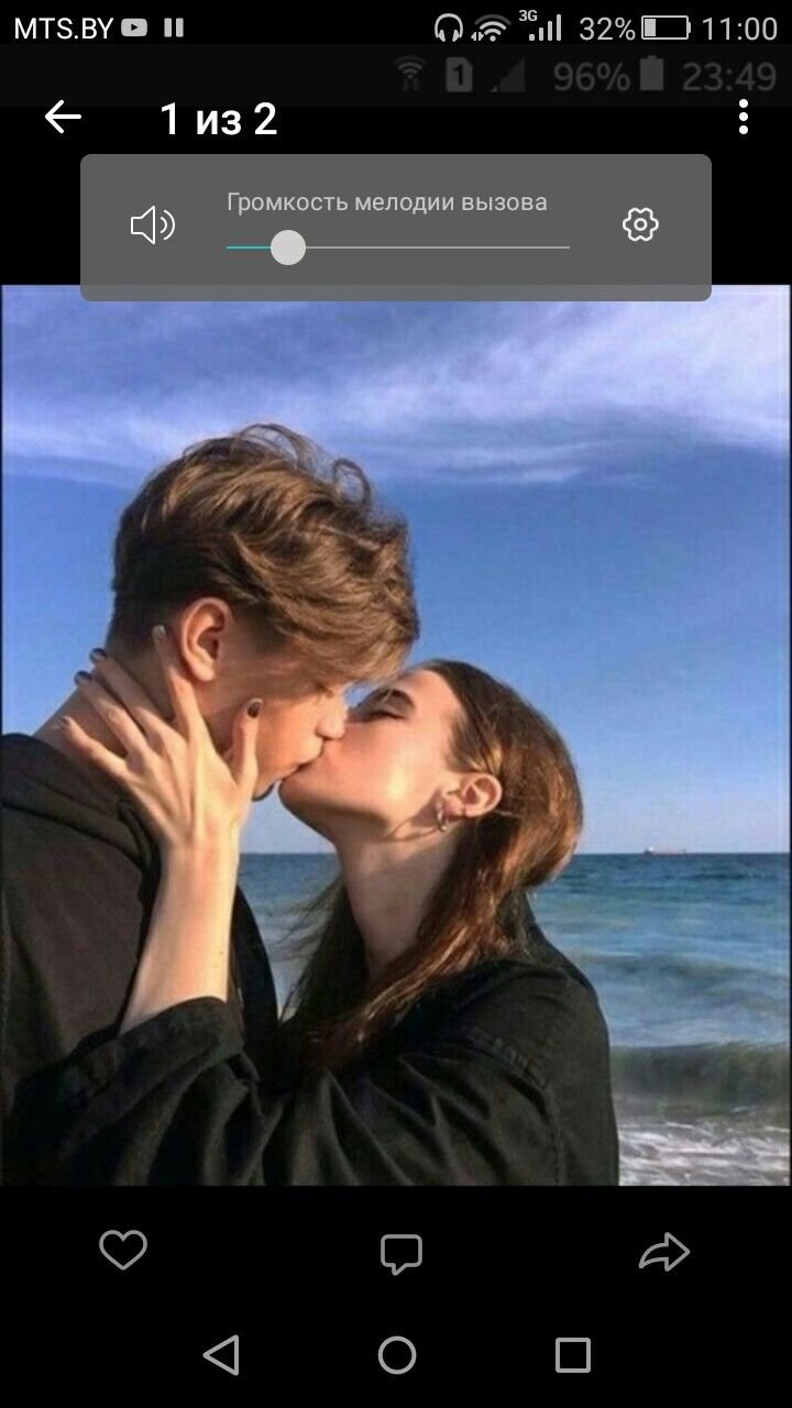 Парень и девушка в бассейне