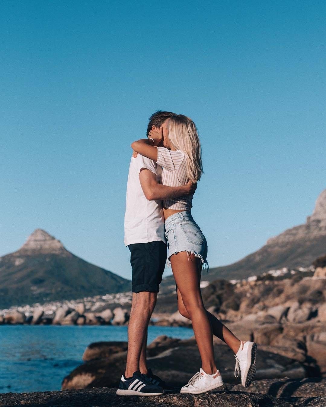 Красивая девушка с парнем