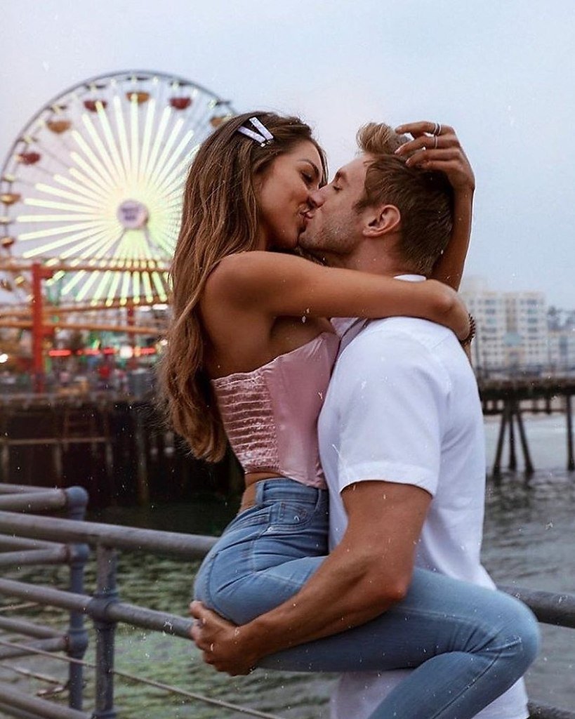 Парень с девушкой в обнимку