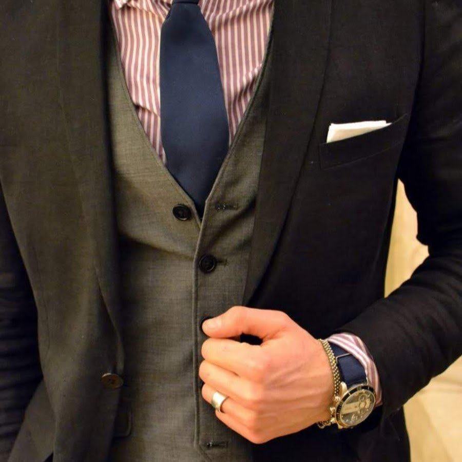 Мужчина в костюме без лица