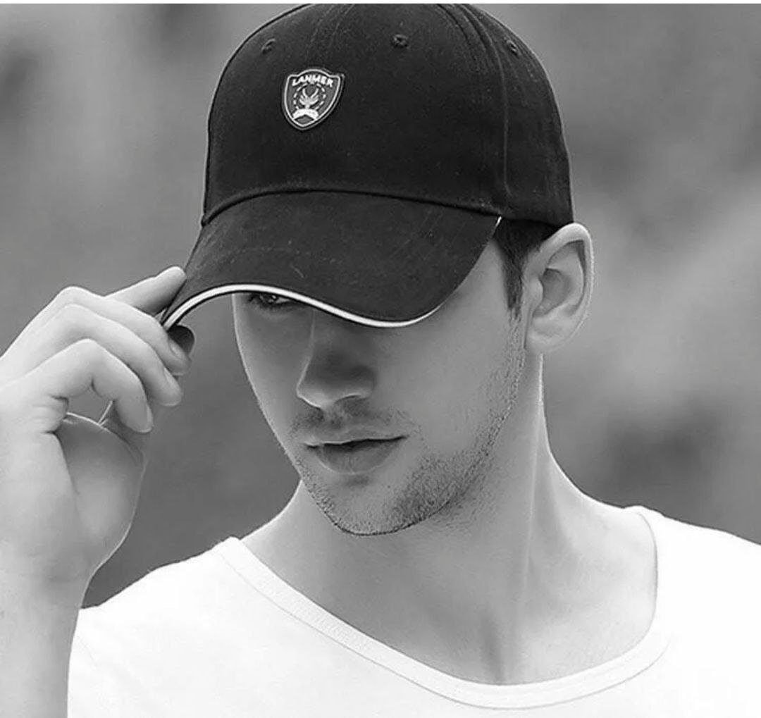 Со спины в капюшоне