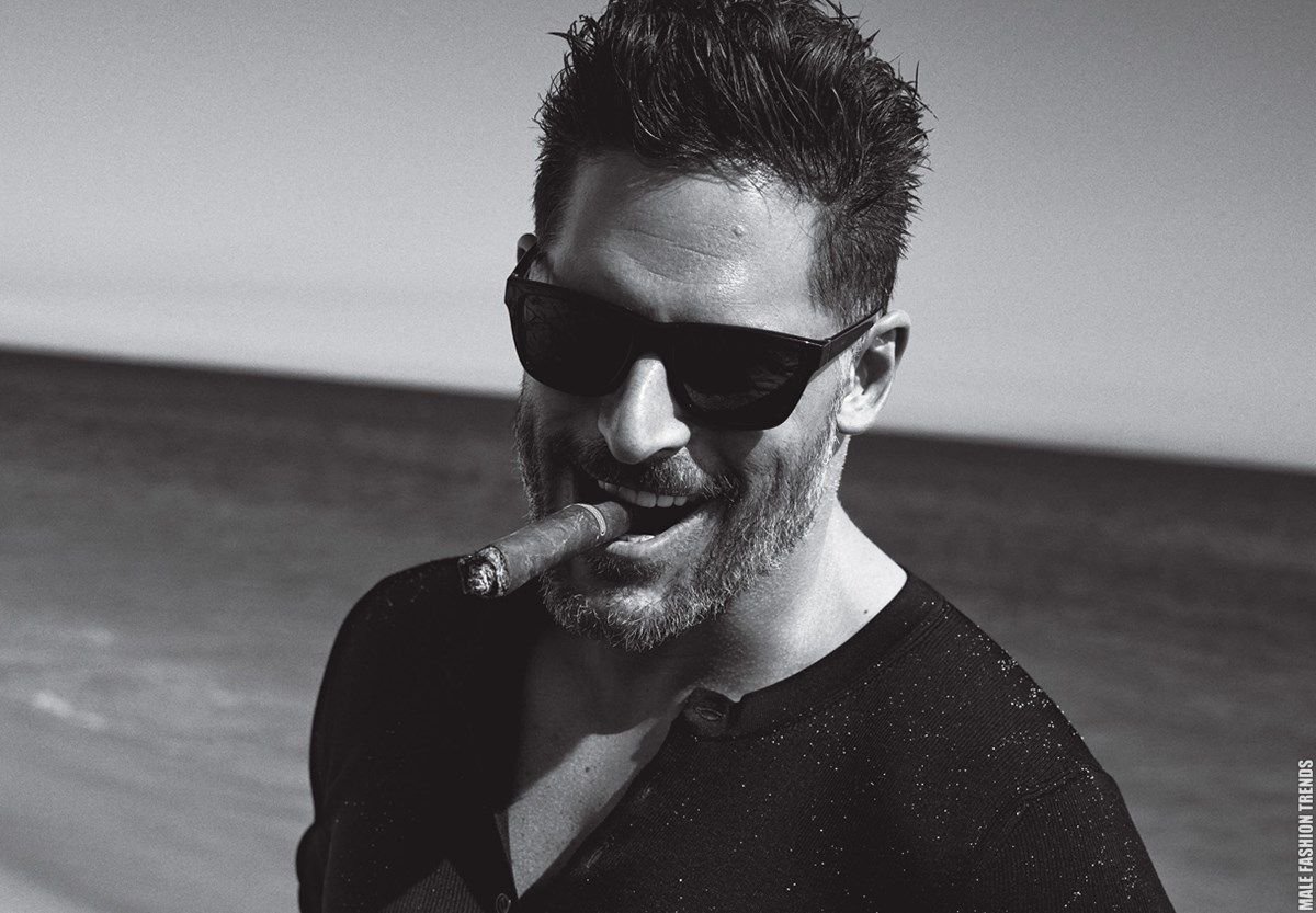 Брутальный мужчина в рубашке