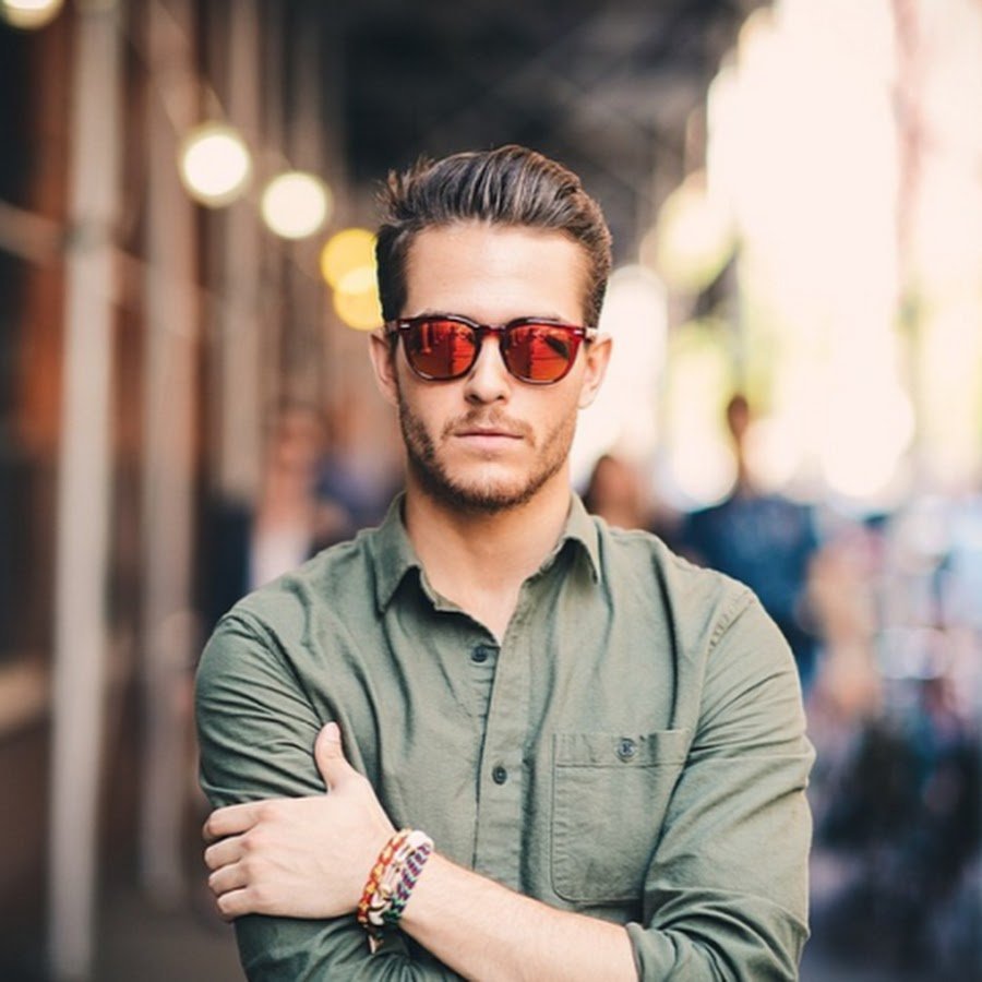 Парень в костюме без лица