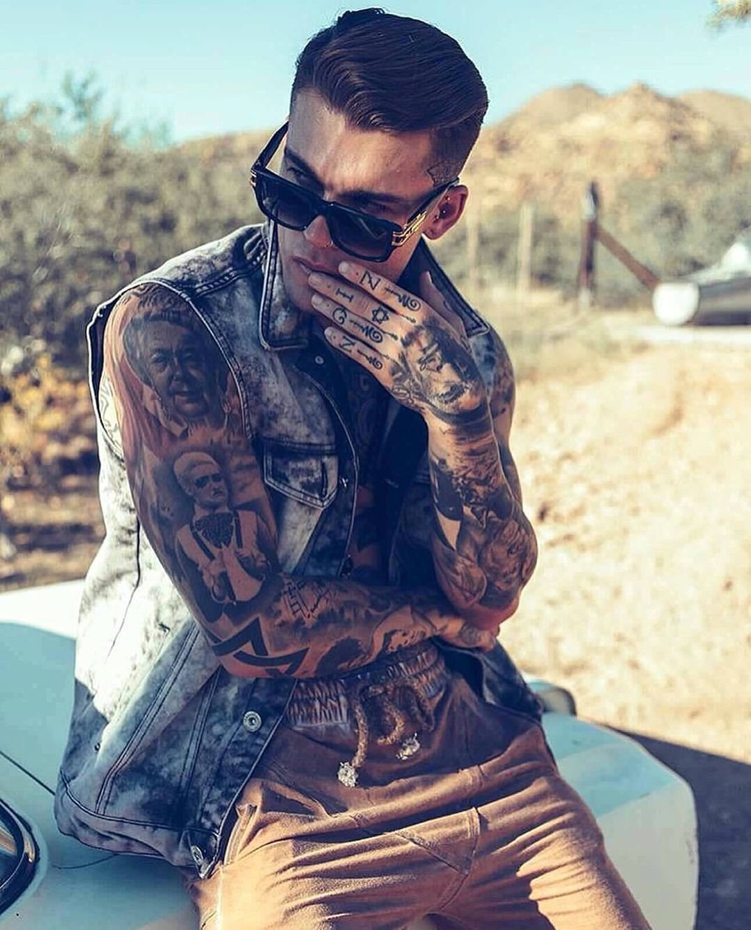 Обычный мужчина в очках